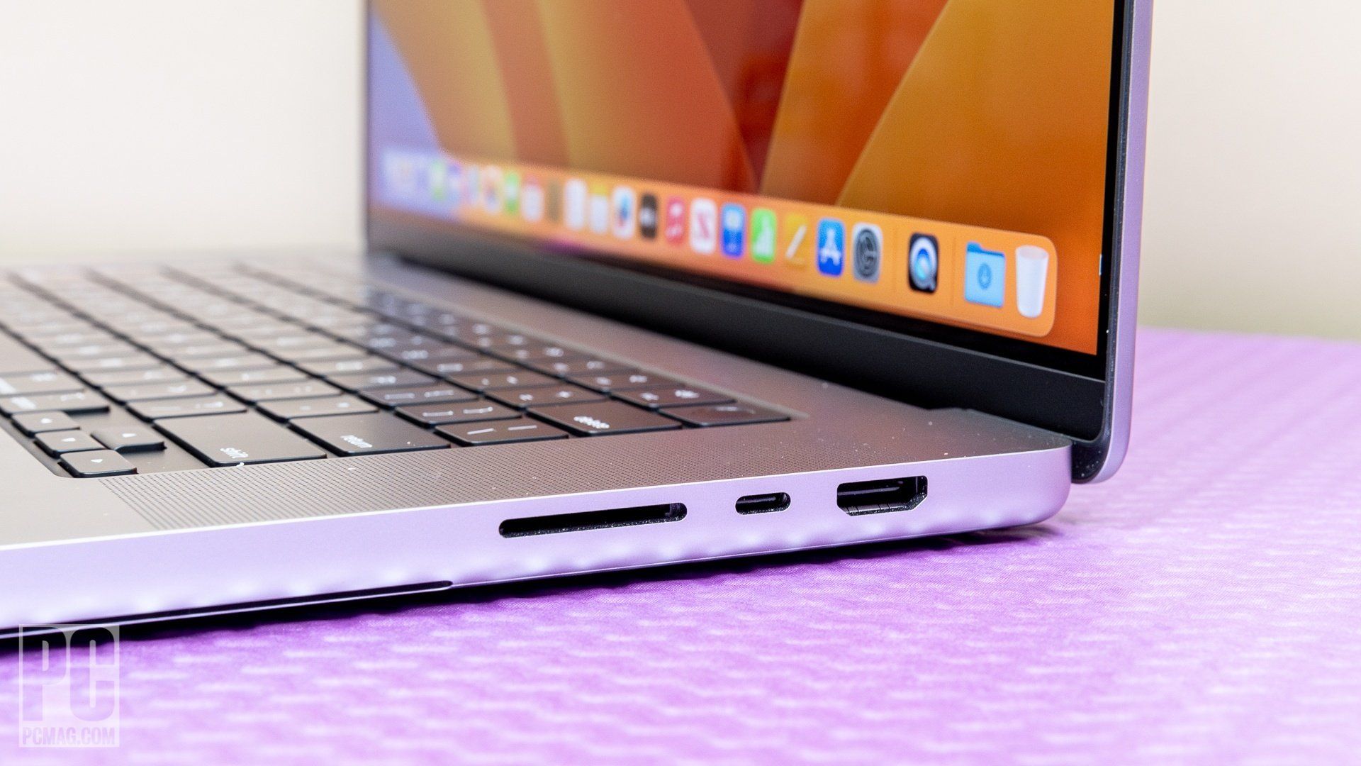 Apple MacBook Pro 16-Inch (2023, M2 Max) product photo