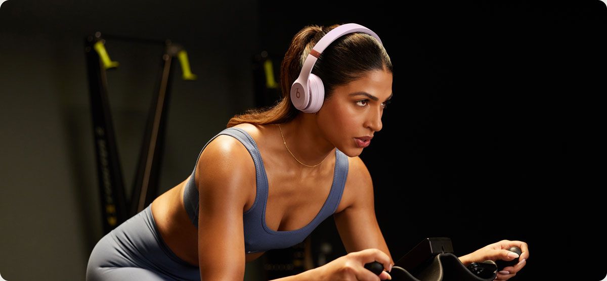 Beats Solo 4 — Matte Black (Beatsbydre product page image)