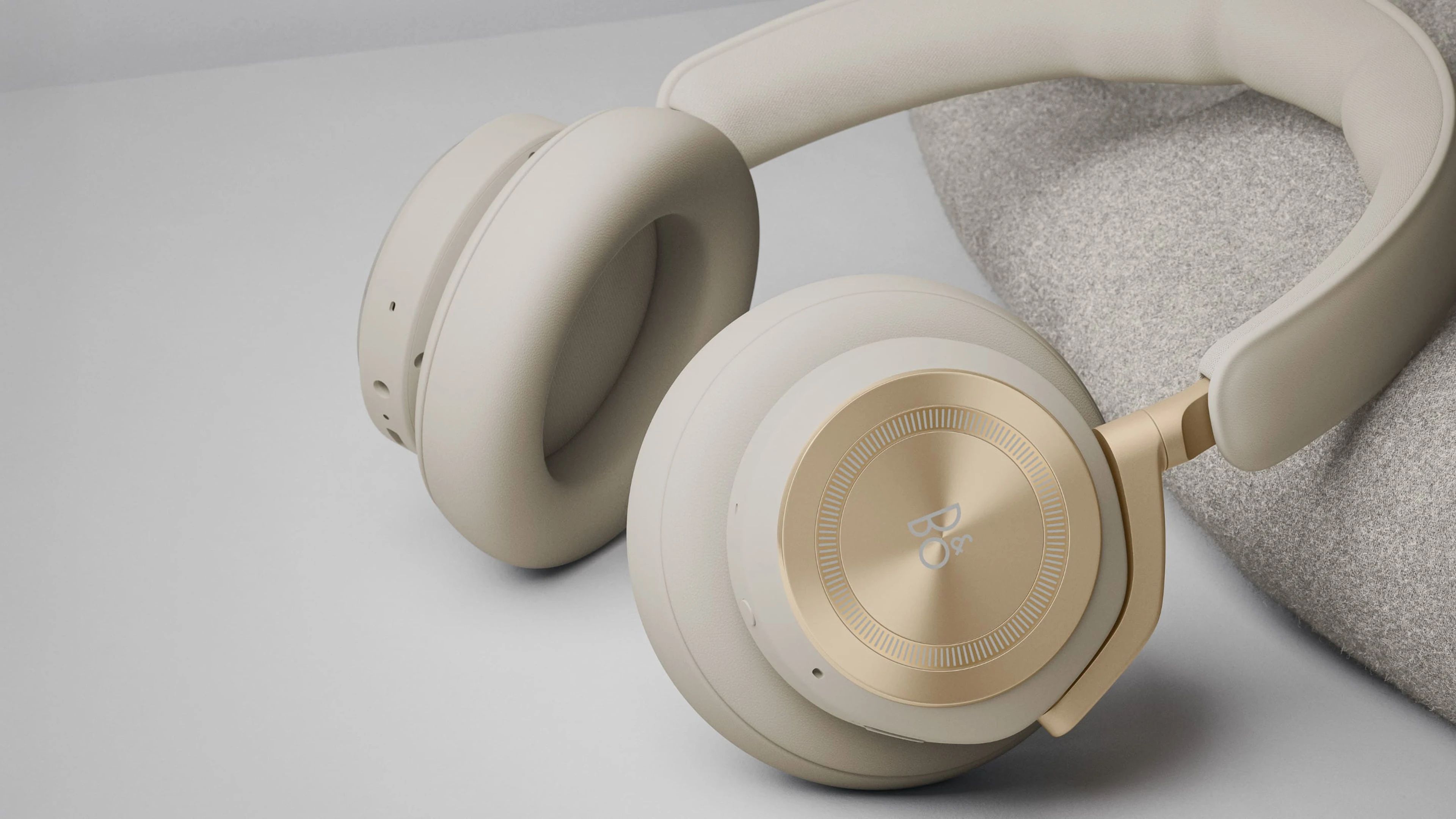 Beoplay HX lifestyle header image (3840w, WEBP)