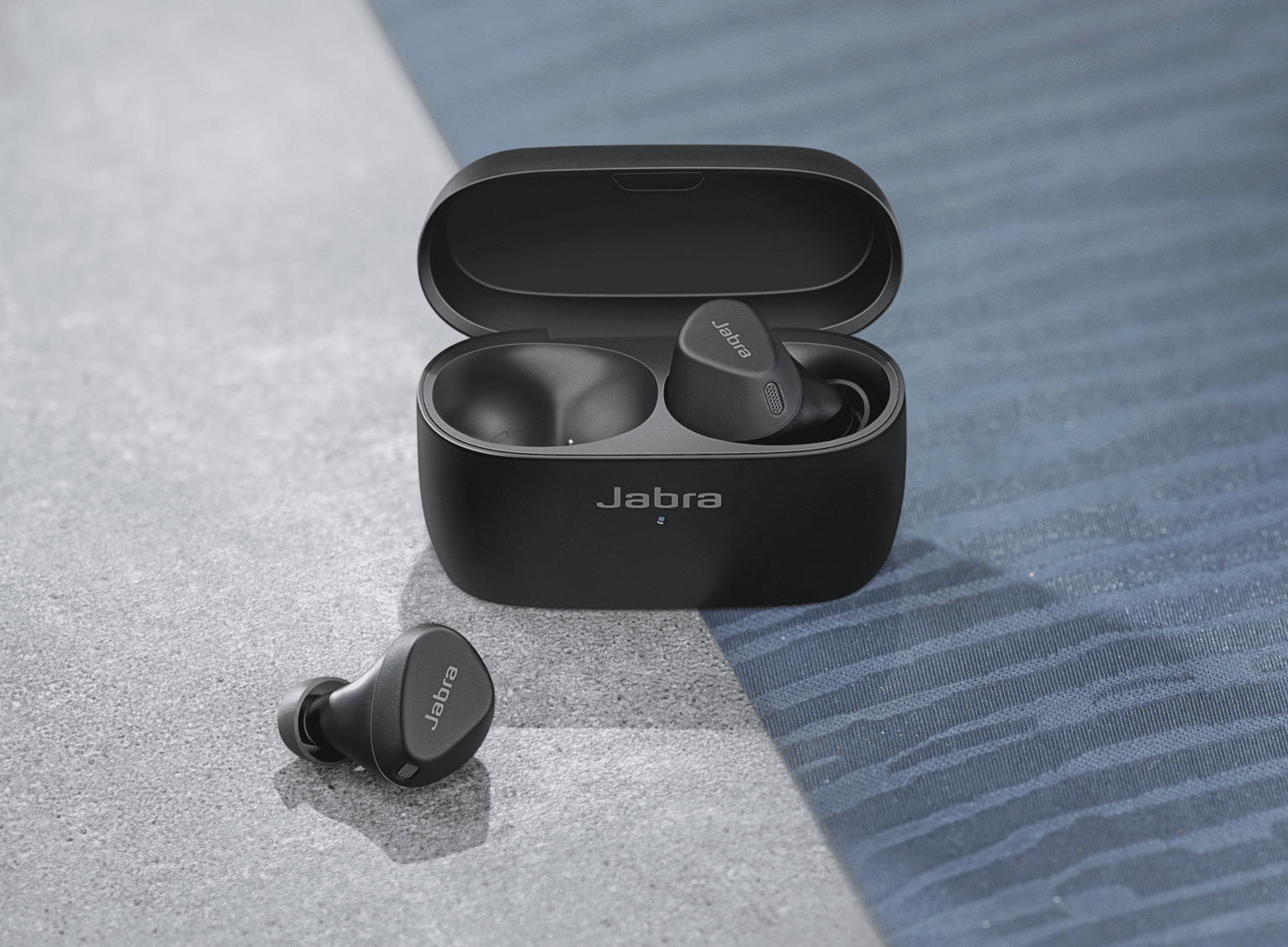 Jabra Elite 4 Active Black contextual/beauty shot (high-res)