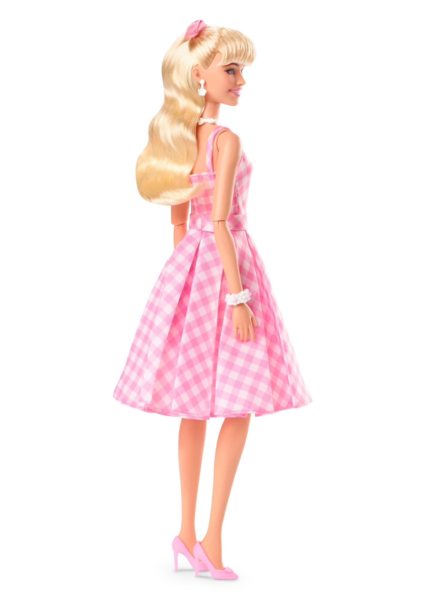 Amazon.com: Barbie the Movie Doll, Margot Robbie as, Collectible Doll  Wearing Pink and White Gingham Dress with Daisy Chain Necklace : Toys &  Games