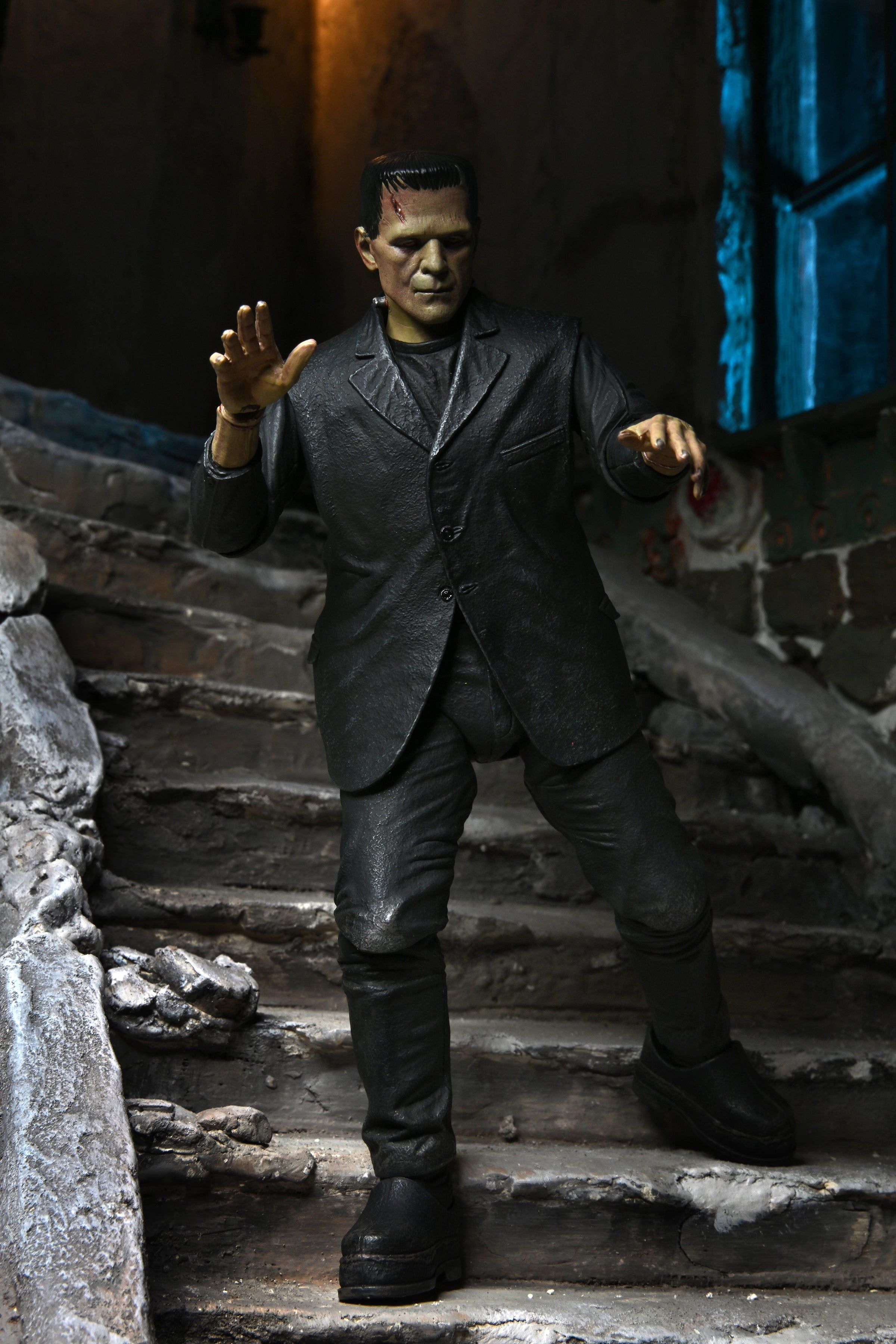 Universal Monsters - Ultimate Frankenstein's Monster 7-inch Action Figure (Color) – NECA (official)